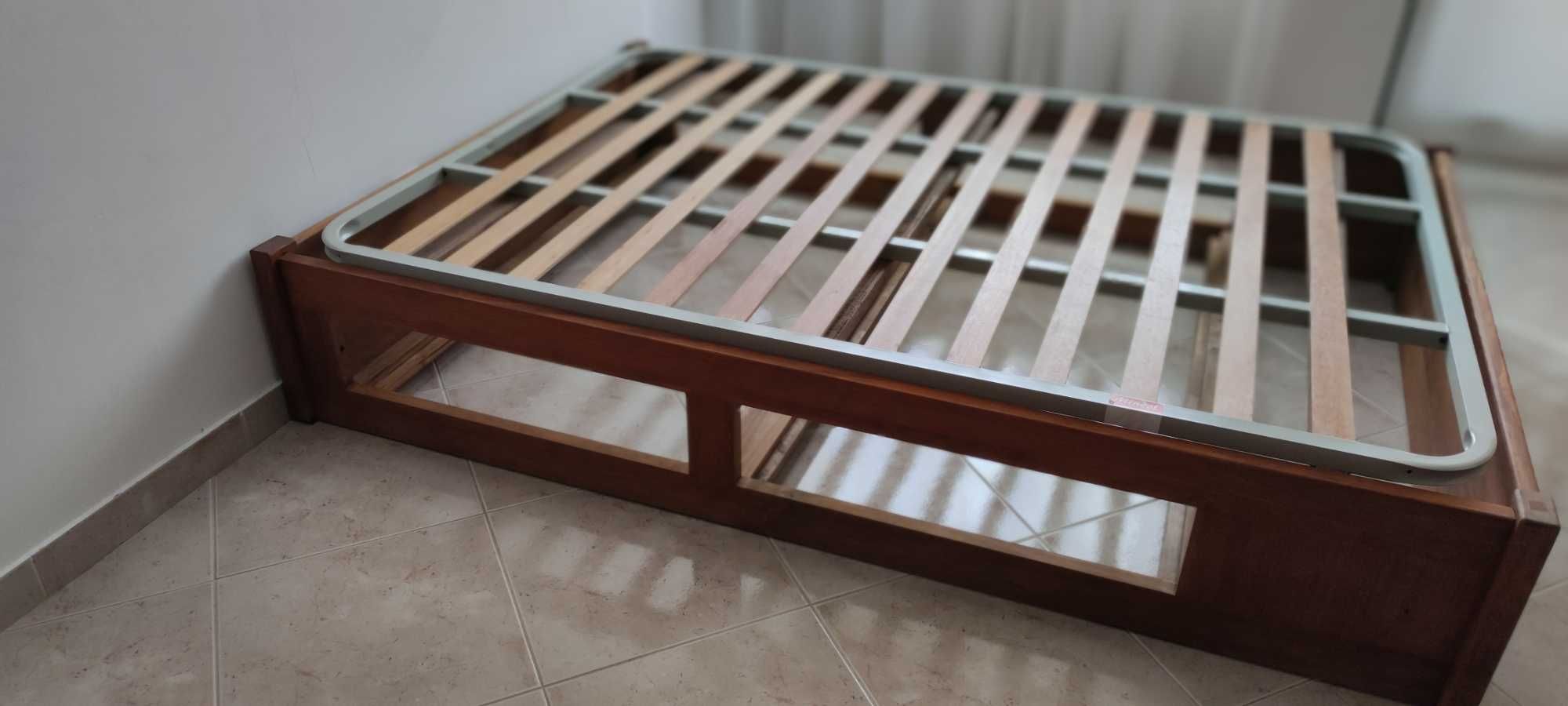 Cama de casal em Pinho maciço com gavetões