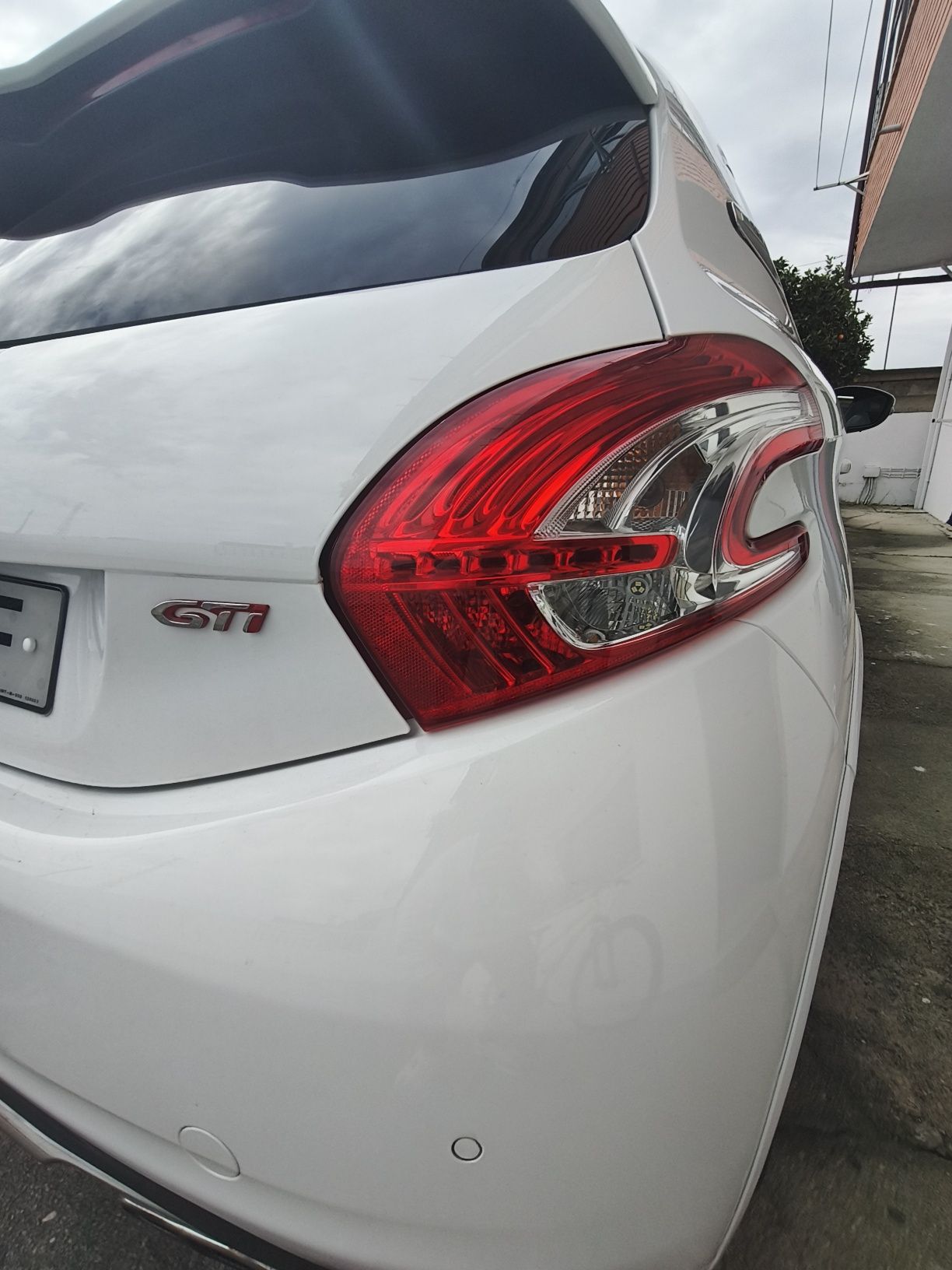 Peugeot 208 GTI 200cv