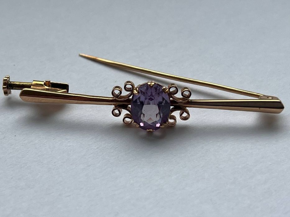 Антикварна золота брошка з александритом