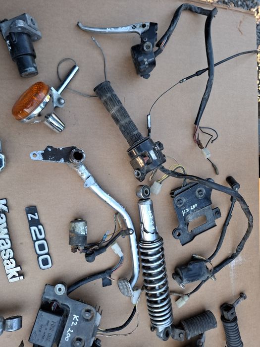 Kawasaki kz 200 głowica  emblemat amortyzator części
