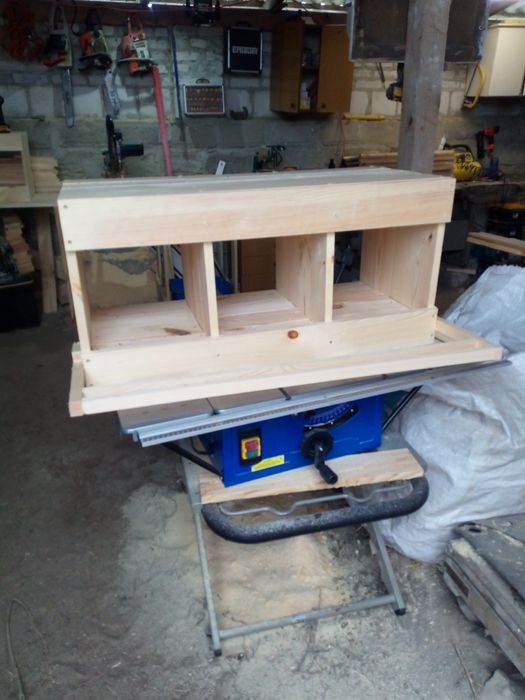 Gniazda dla kur potrójne