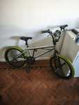 Bicicleta BMX em ótimo estado