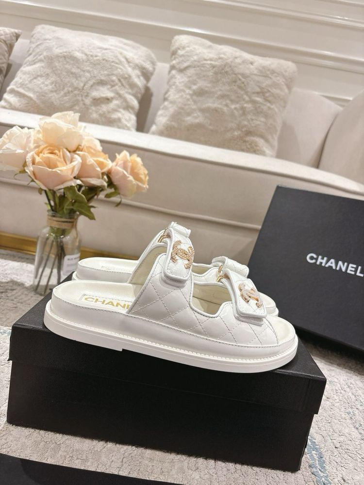 Klapki Chanel Dad White