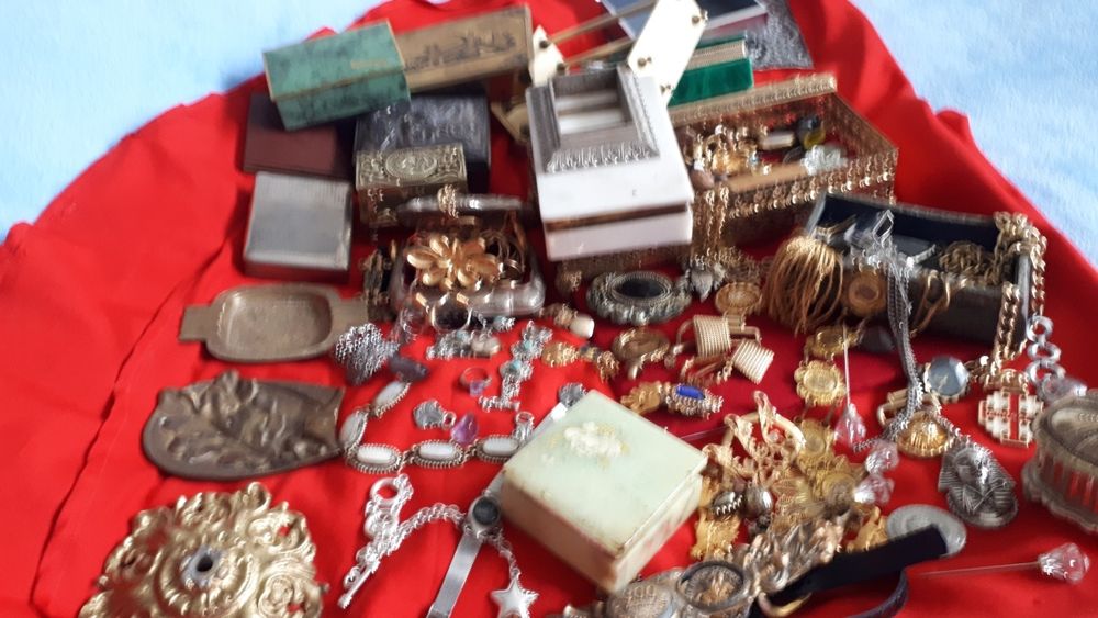 Różne akcesoria 4 szkatuly z marmuru i stare popielniczki