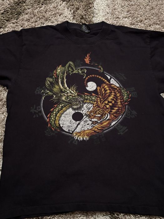 Чорна футболка з яскравим принтом “Дракон і тигр”