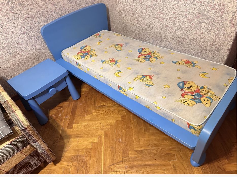 Дитяче ліжко IKEA з матрацом і тумбою