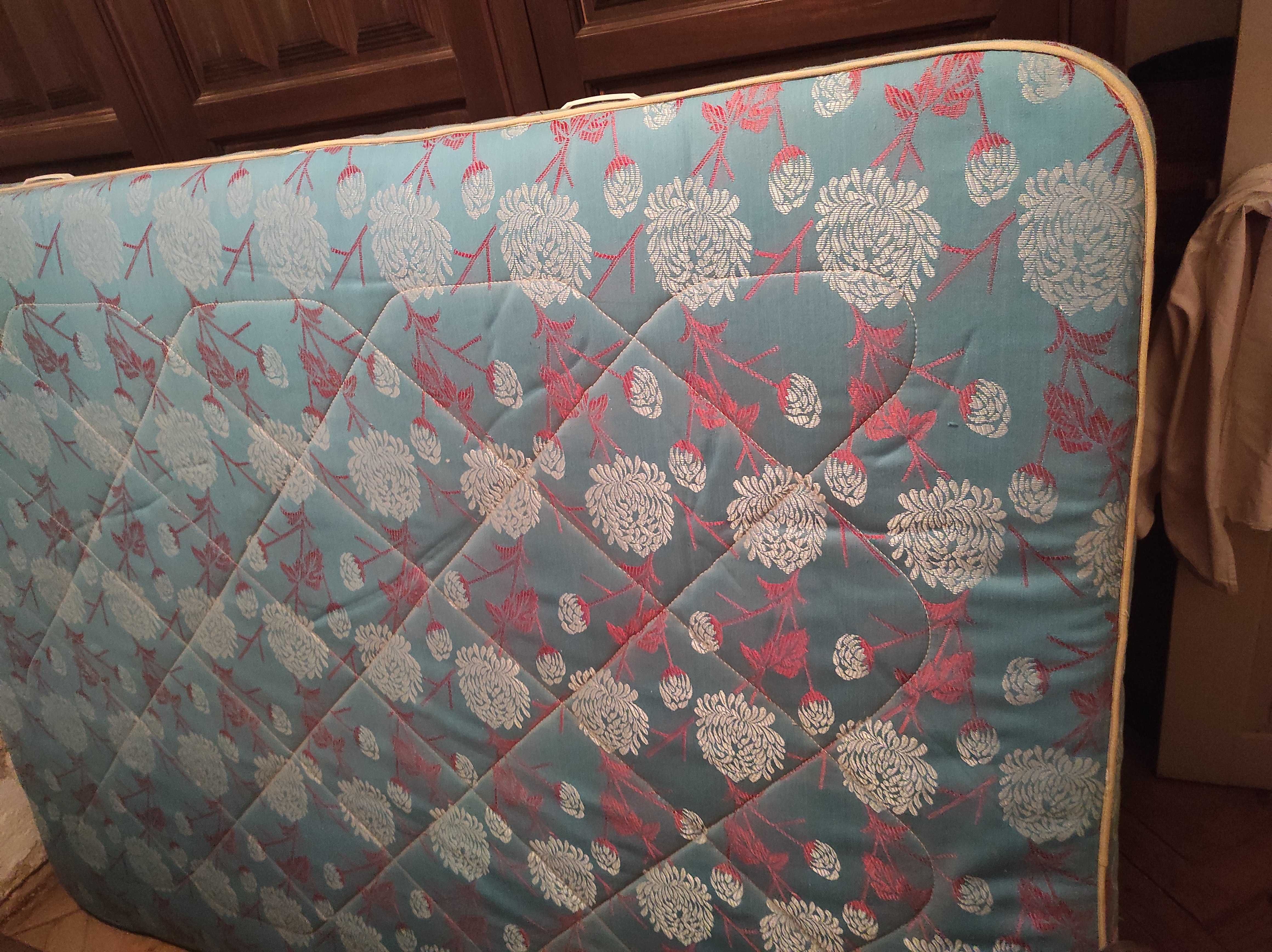 Colchão em bom estado (182x131cm)