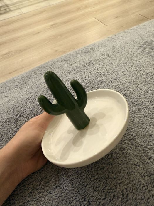 Коамічна підставка для каблучок з кактусом