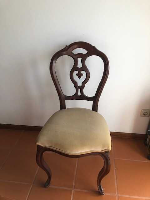Cadeira antiga em madeira de estilo clássico
