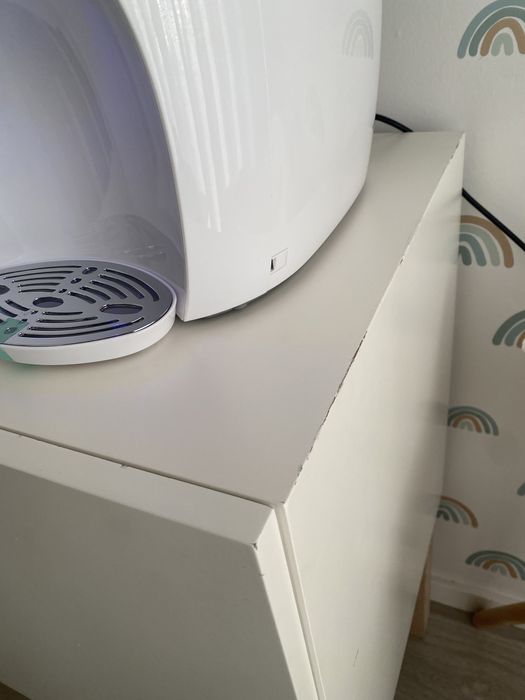 Aparador lacado branco com pés em madeira