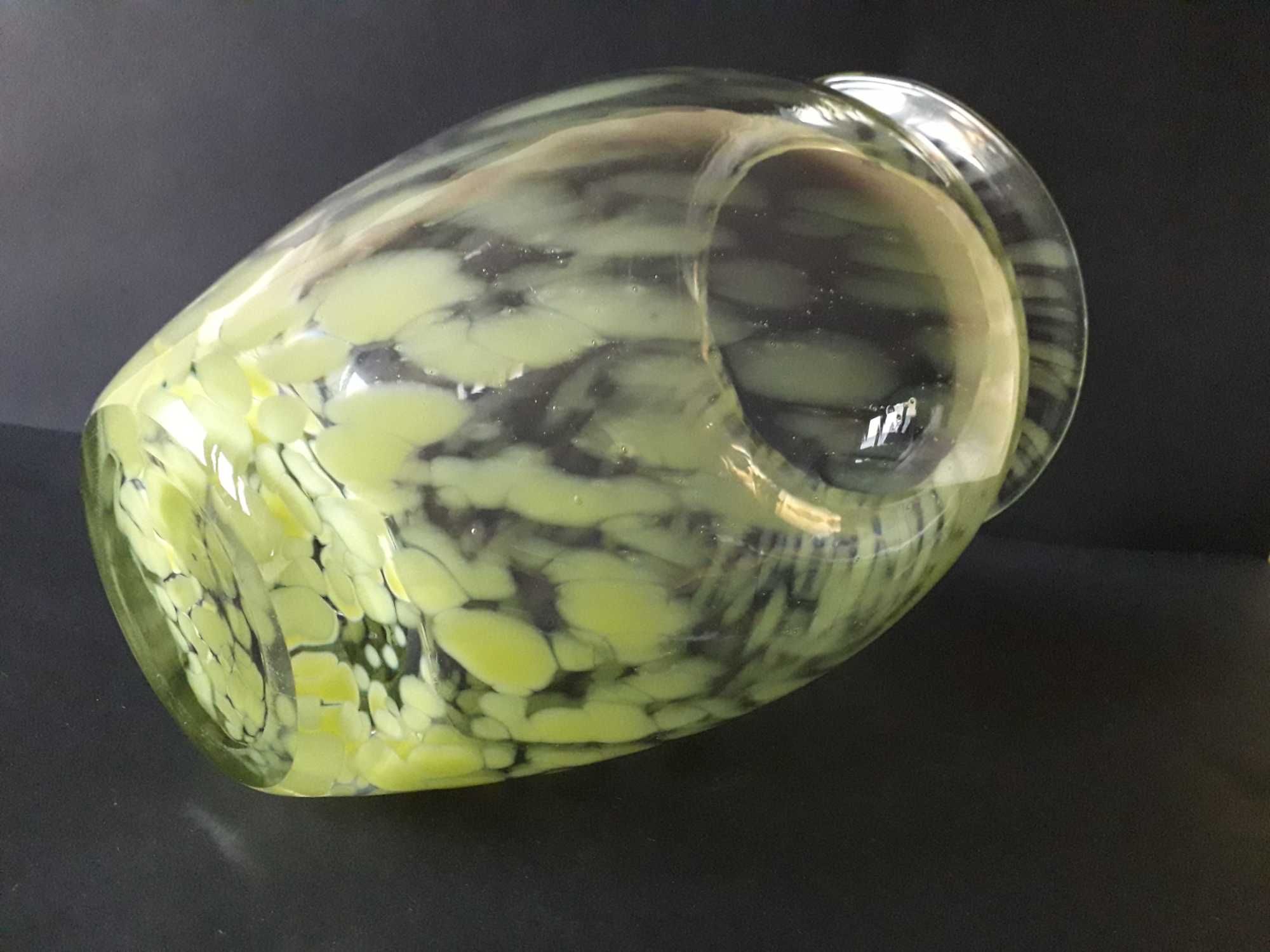 Szkło ręczna robota piękny wazon w seledynowe ciapko-smugi okres PRL