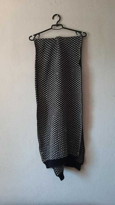 Широкий чорно-білий акриловий шарф