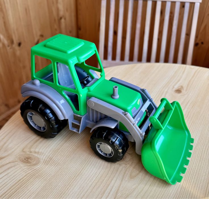 Іграшка трактор