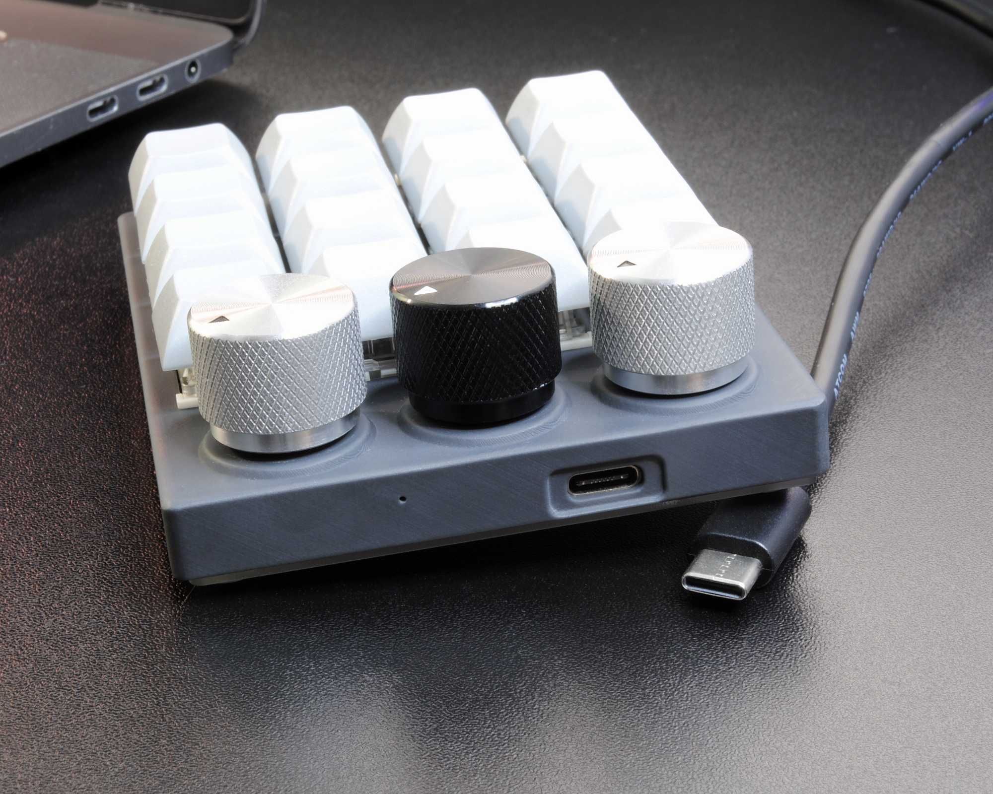Макропад M-ONE з механічними свічами, RGB підсвіткою і крутилками