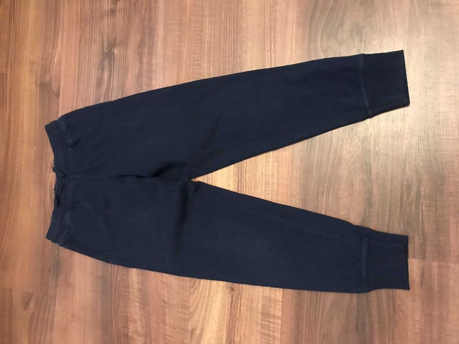 cienkie, granatowe joggersy H&M r. 146