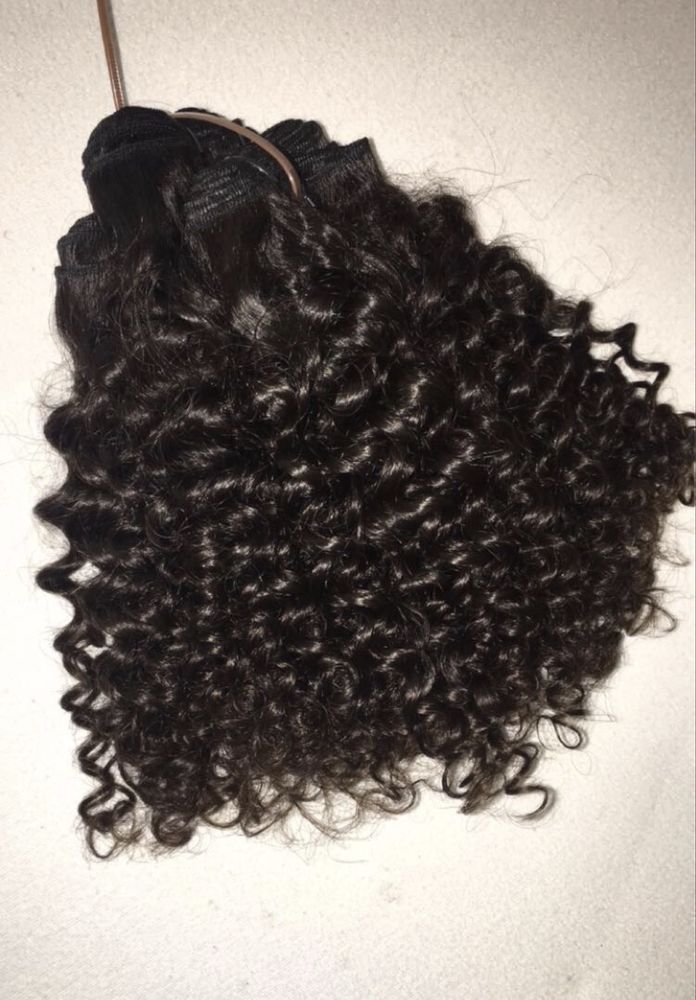 Cabelo humano cacheado curto 100€