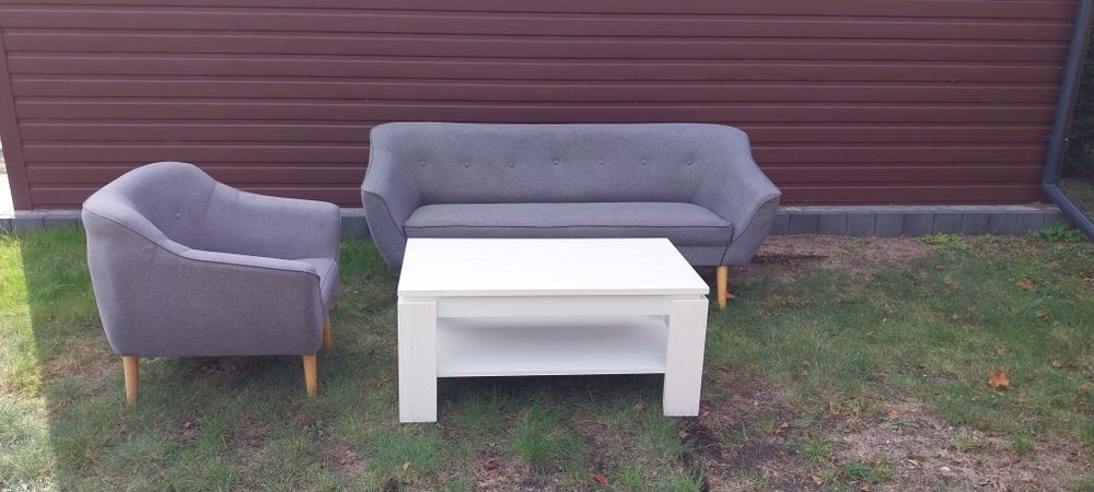 Zestaw mebli na nóżkach kanapa, fotel, stolik