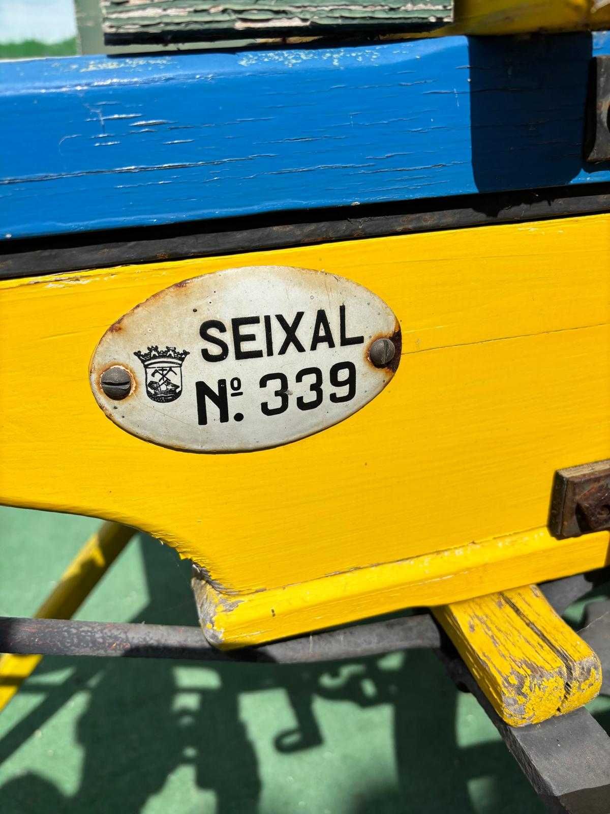 Carroça antiga azul e amarela