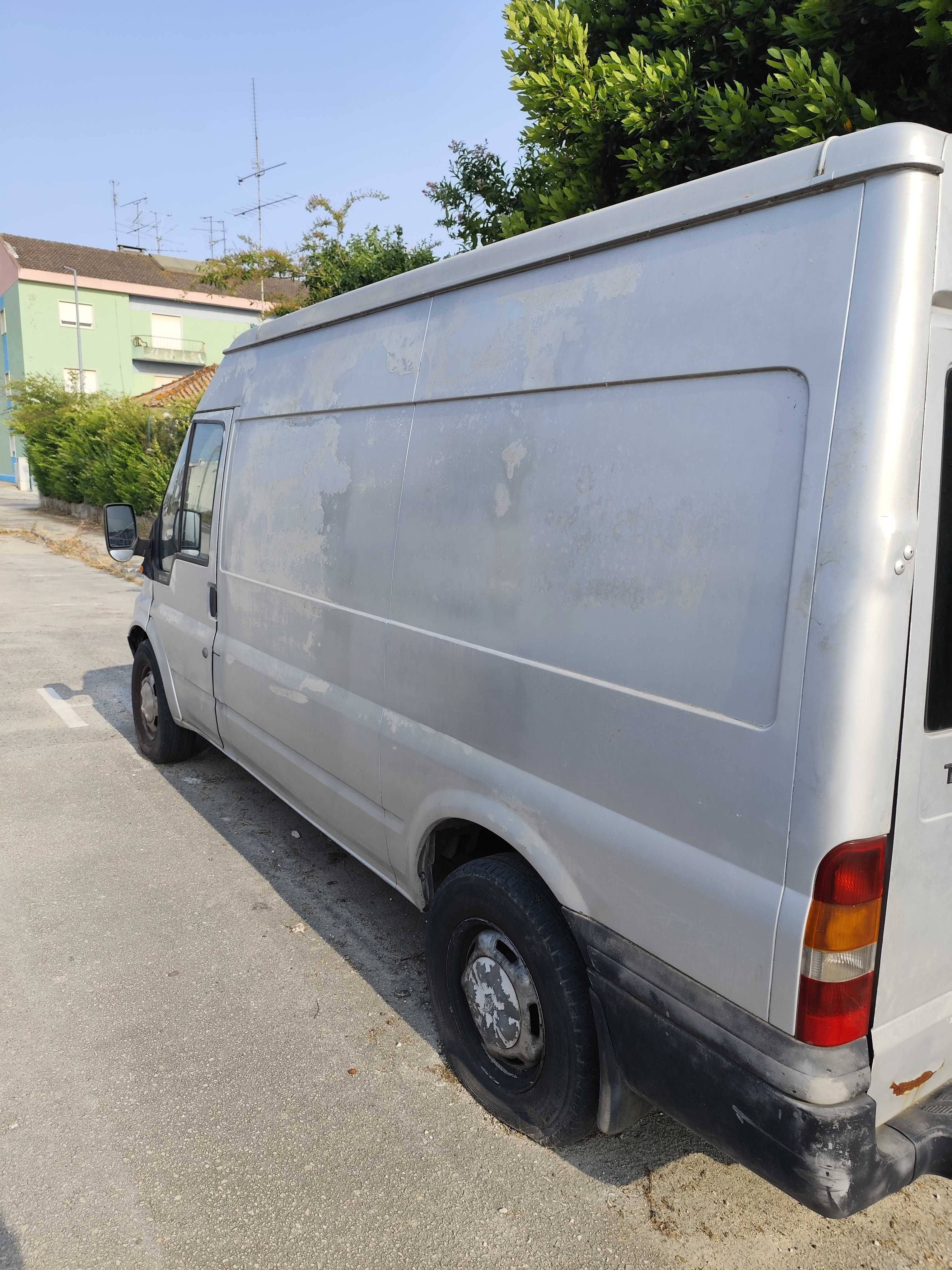 Ford Transit de 2005 avariada