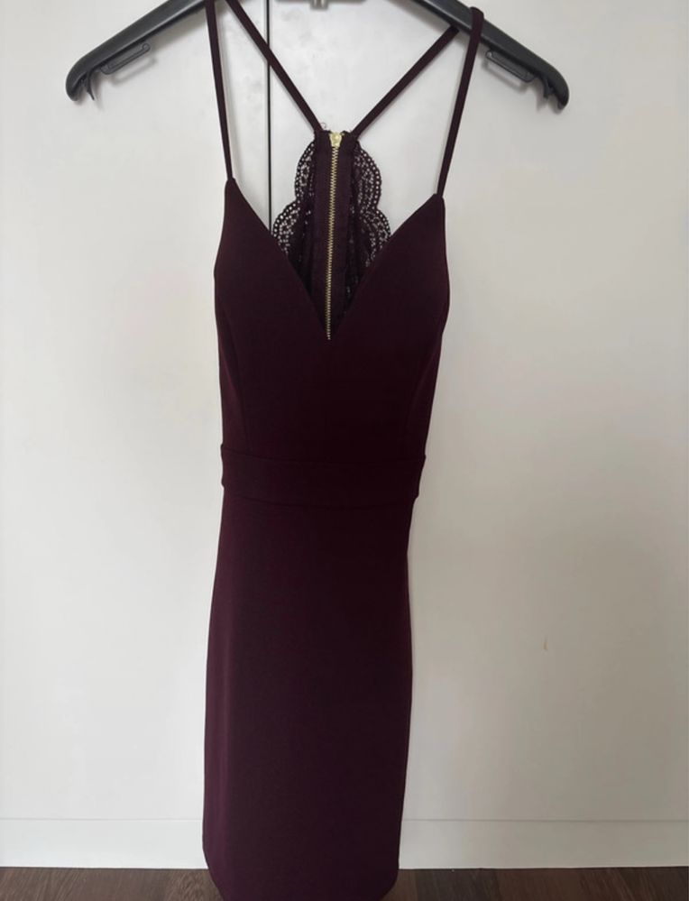 Vestido curto com costas em renda
