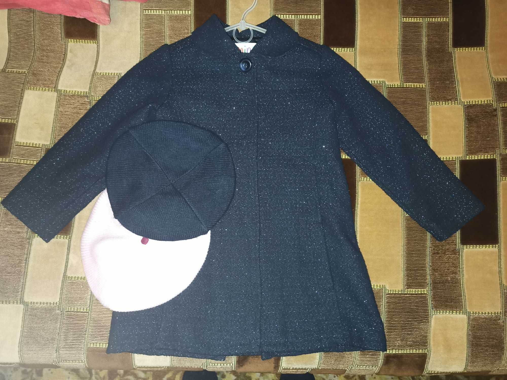 Куртка демисезонная, пальто для девочки на 5-6 лет и два берета