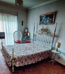 Vendo cama de casal de estilo séc xv madeira, com estrado e colchão