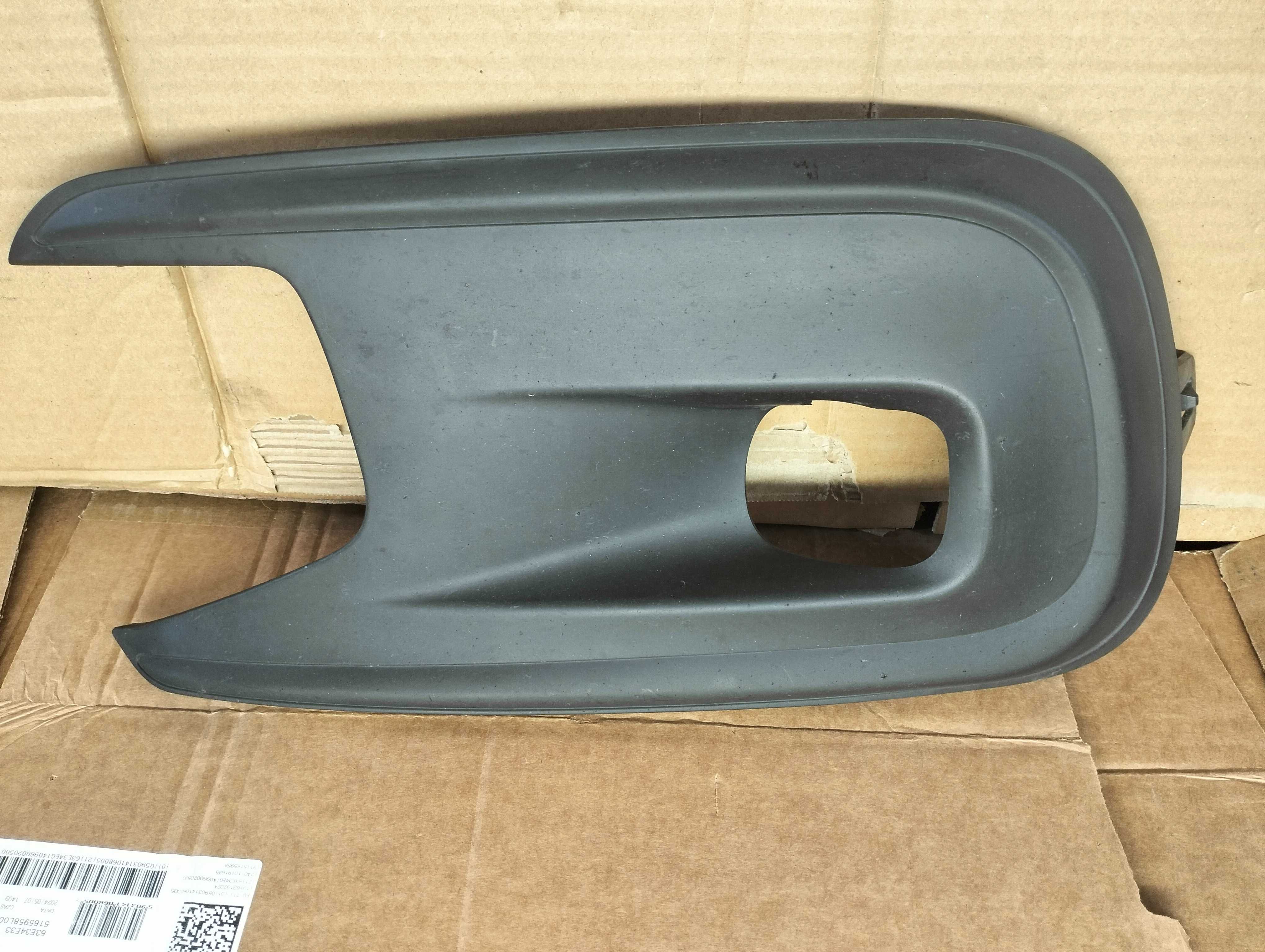kratka  prawa zderzaka na halogen  citroen c4 picasso