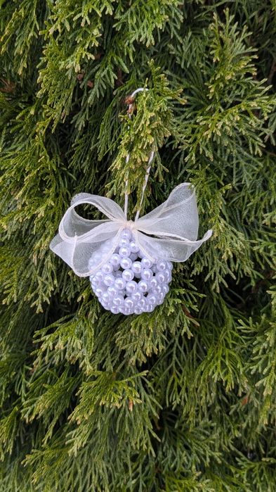 Ялинкові прикраси з бусин на ялинку ручної роботи