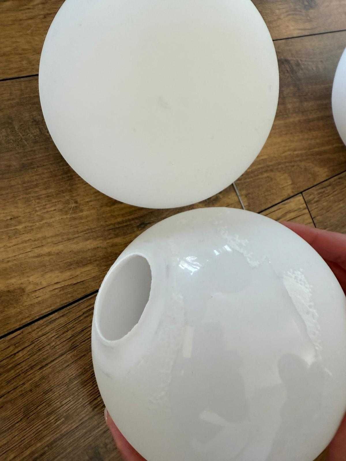 Czarna lampa z okrągłymi kloszami