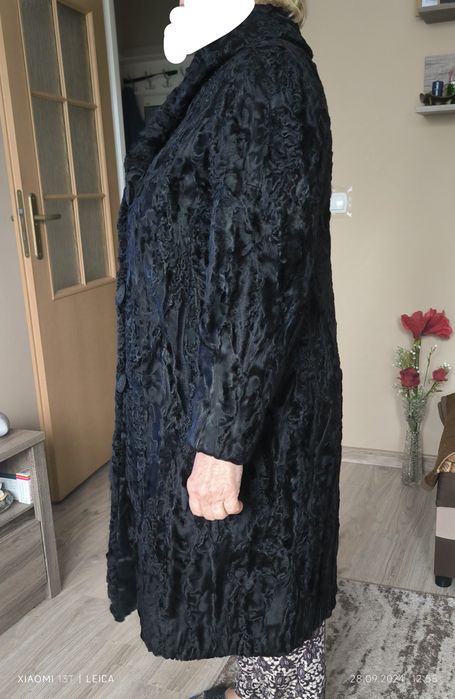 Eleganckie naturalne futro z karakułów