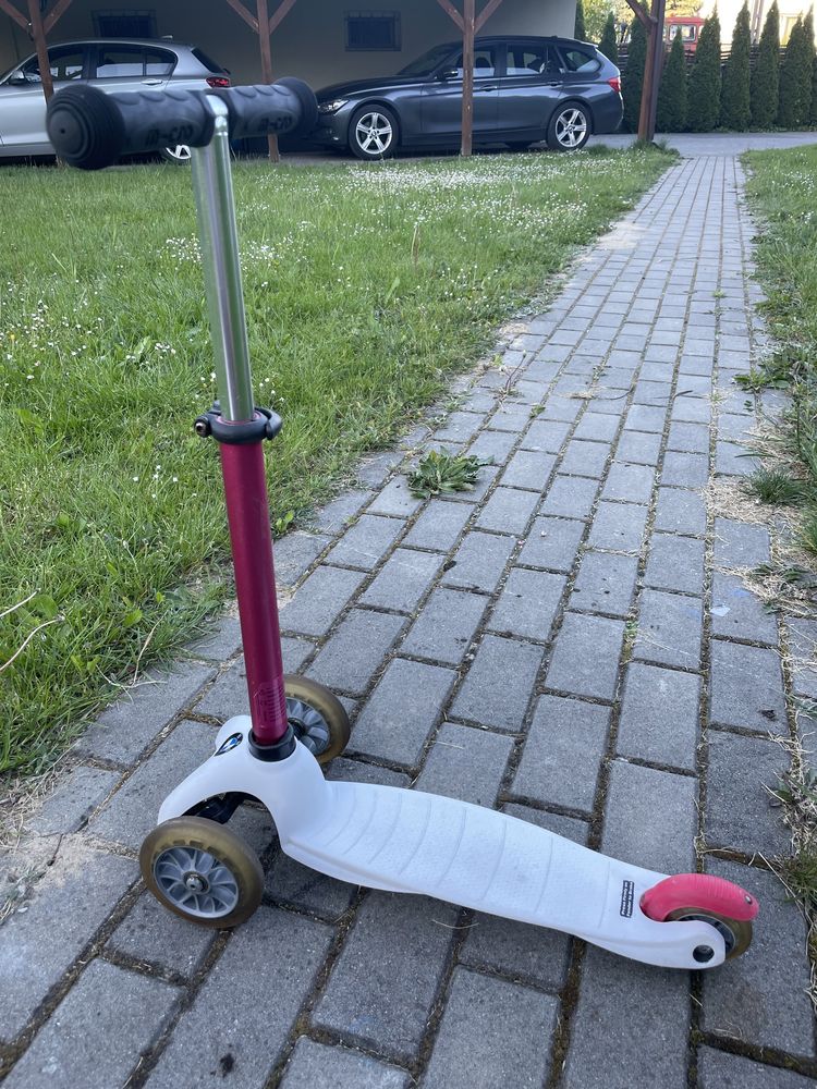 Hulajnoga BMW Kids Scooter, biała/różowa