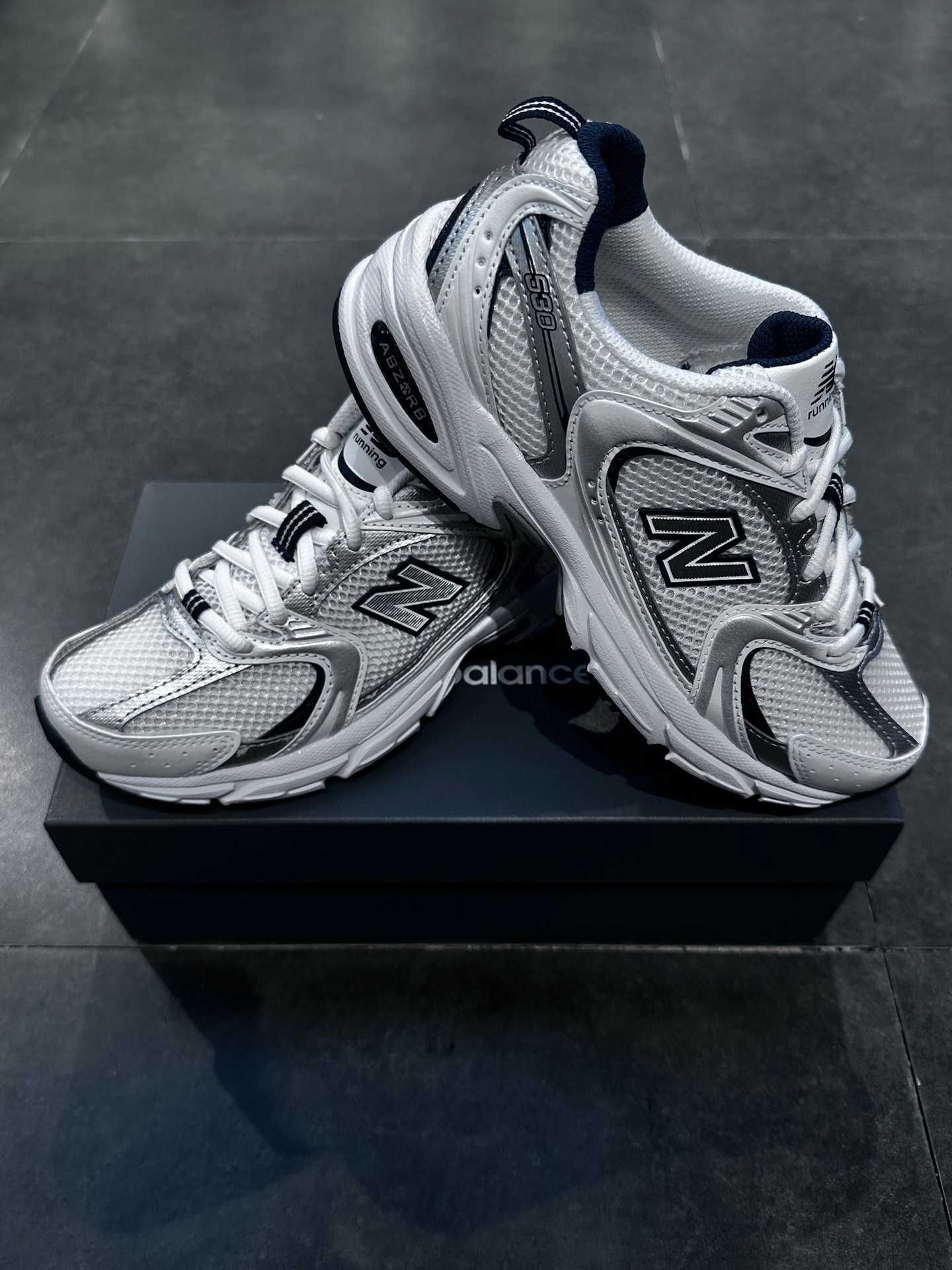 WhiteSilver\NewBalance*Damskie*ModaMR530SG UnisexTrampki.38.5