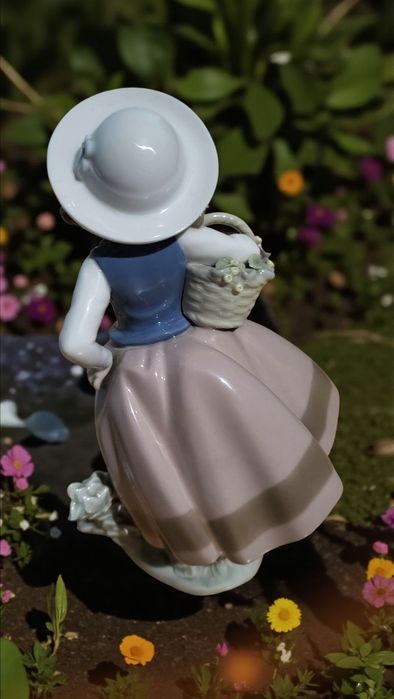 Figurka Lladro – Dziewczynka z koszem kwiatów