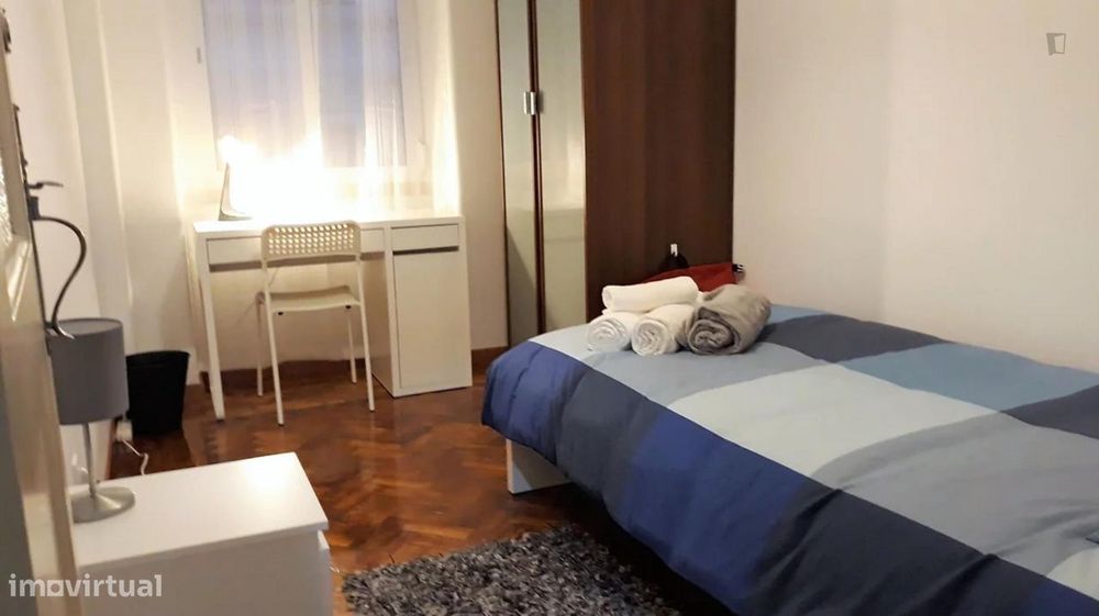 724636 - Quarto com cama de solteiro em...