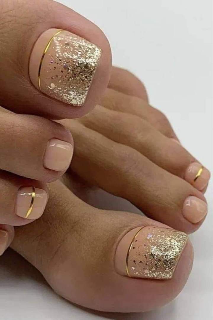 Manicure i pedicure hybrydowy, przedłużanie paznokci.  Pedicure leczni