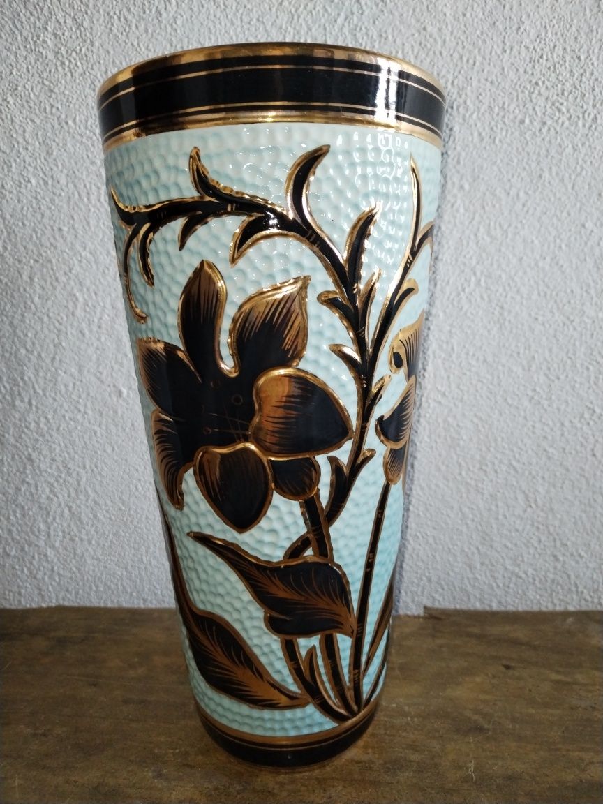 Jarra com decoração em relevo