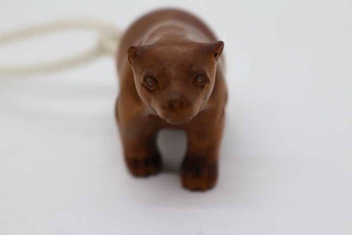 Netsuke em Madeira Esculpida Urso Andando Assinado