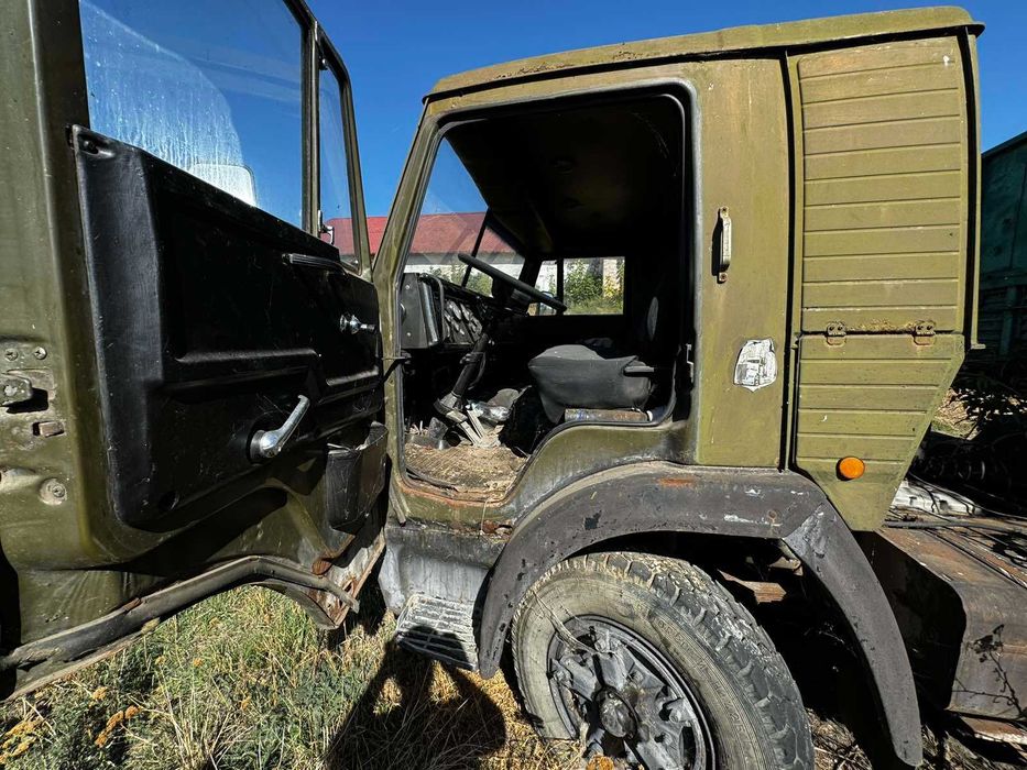 Камаз з напівпричепом на ходу