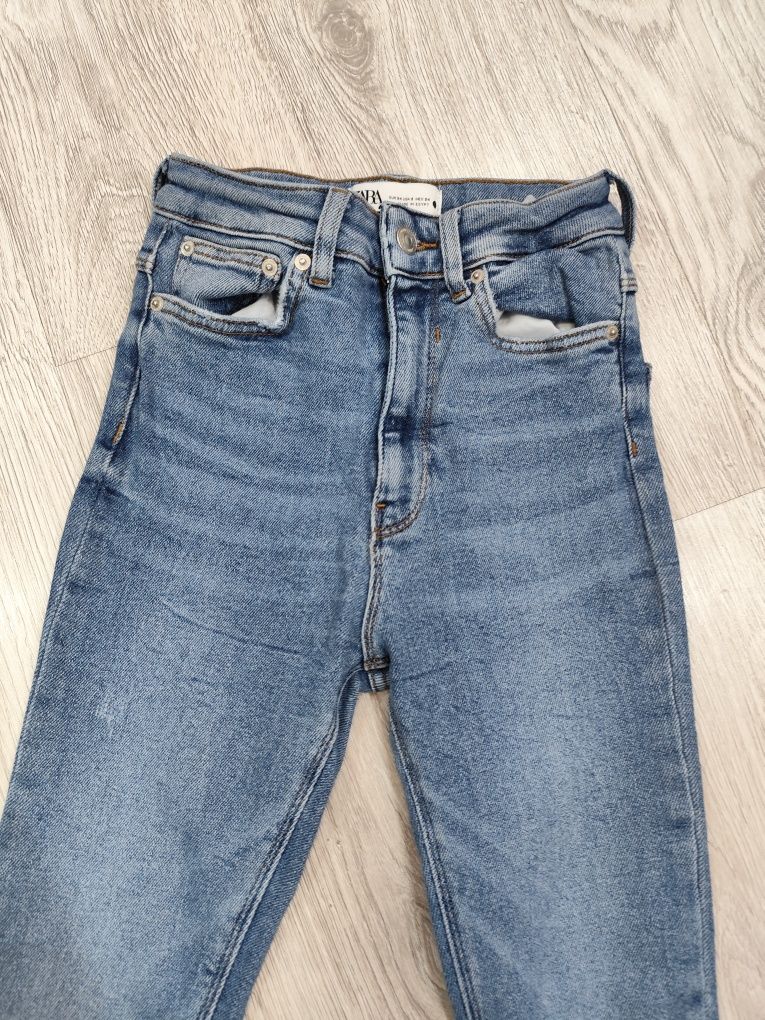 Spodnie jeans Zara 34 wąskie obcisłe z rozdarciem