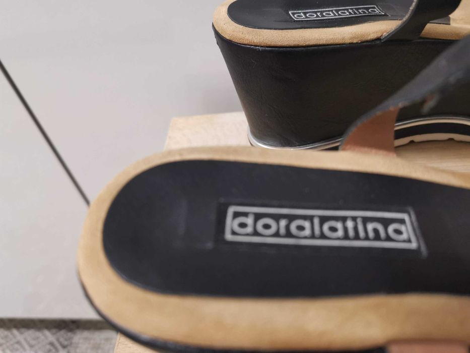 sandálias pretas compensadas com brilhante