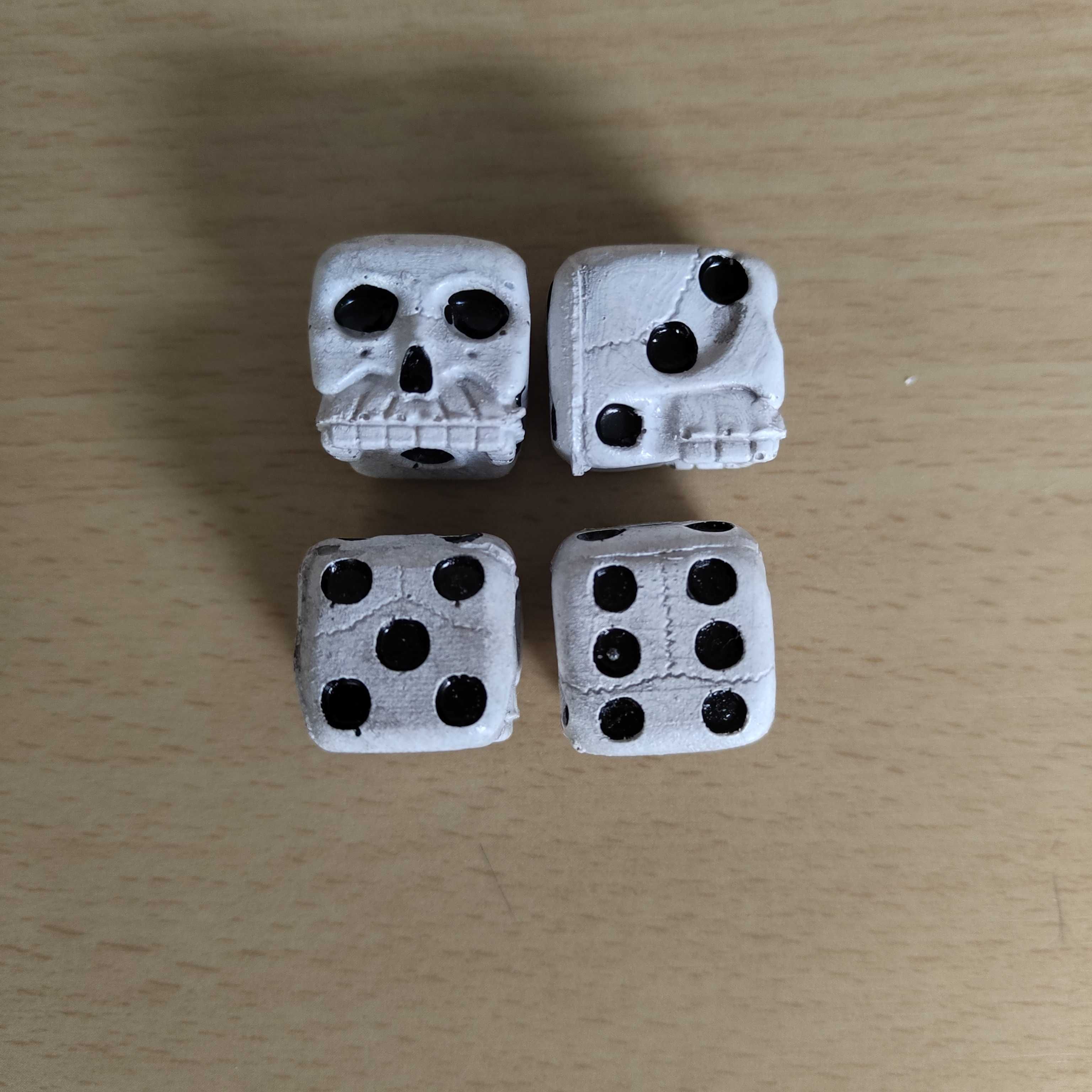 Conjunto 4 Dados Caveira