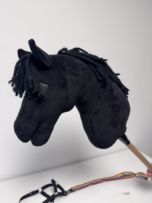Piękny czarny hobby horse z kantarem i lonżą