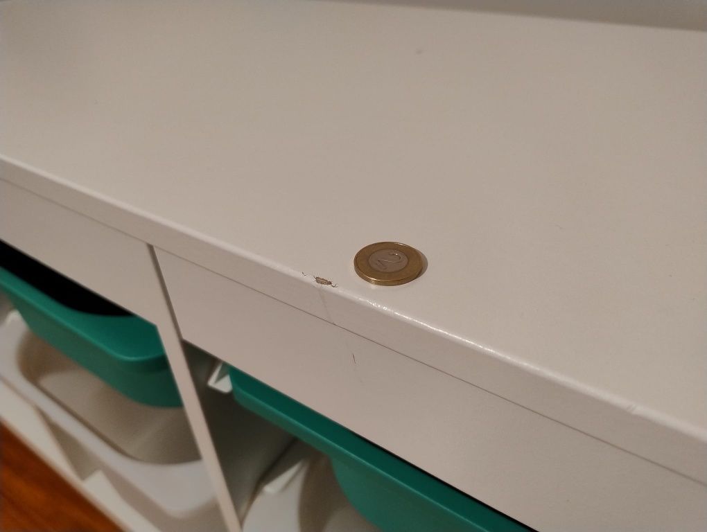 Ikea trofast bialy regał z pojemnikami bialymi i zielonymiły