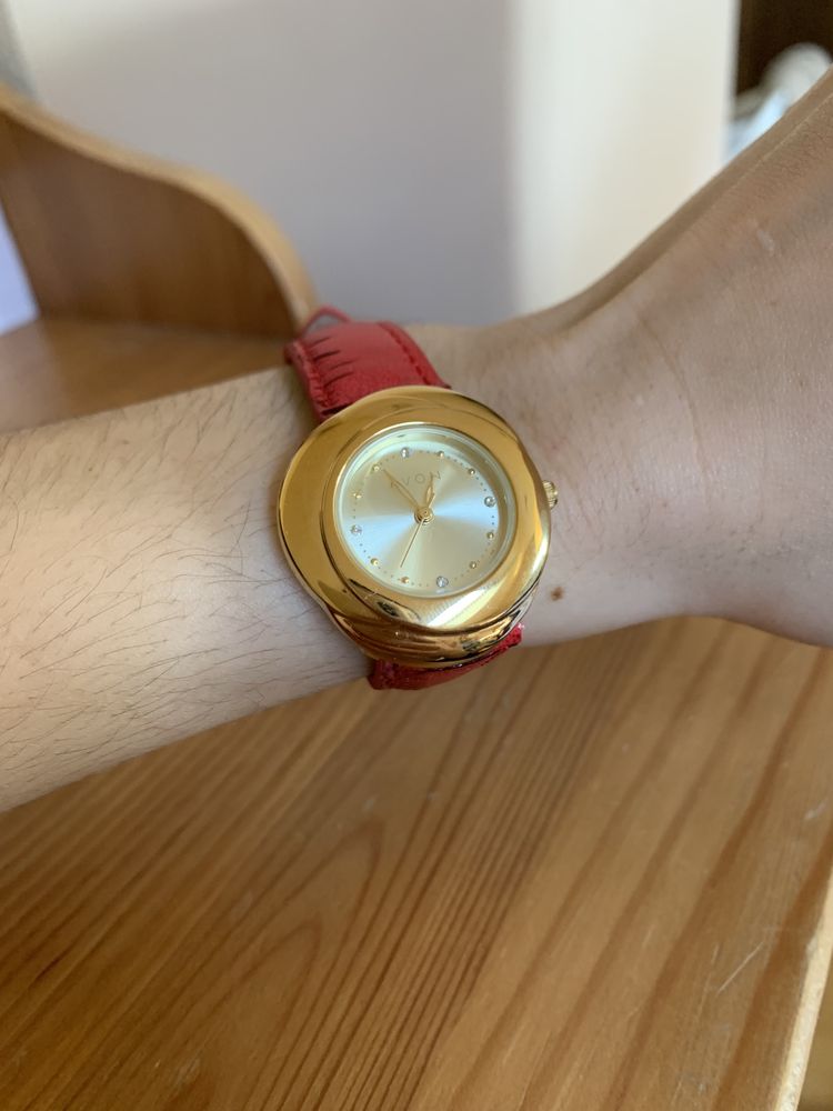 złoty zegarek z czerwonym paskiem AVON