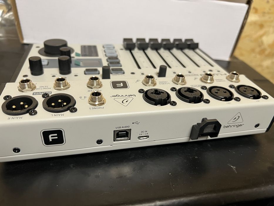 Цифровий мікшер BEHRINGER FLOW 8