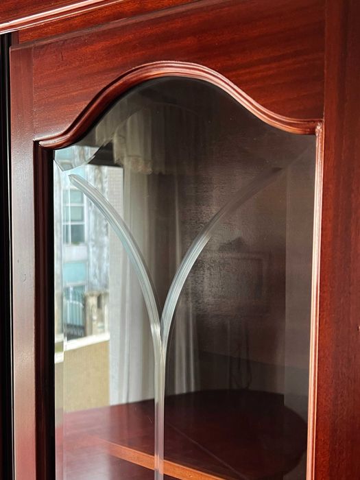 Móvel aparador de sala, em madeira de carvalho em ótimo estado