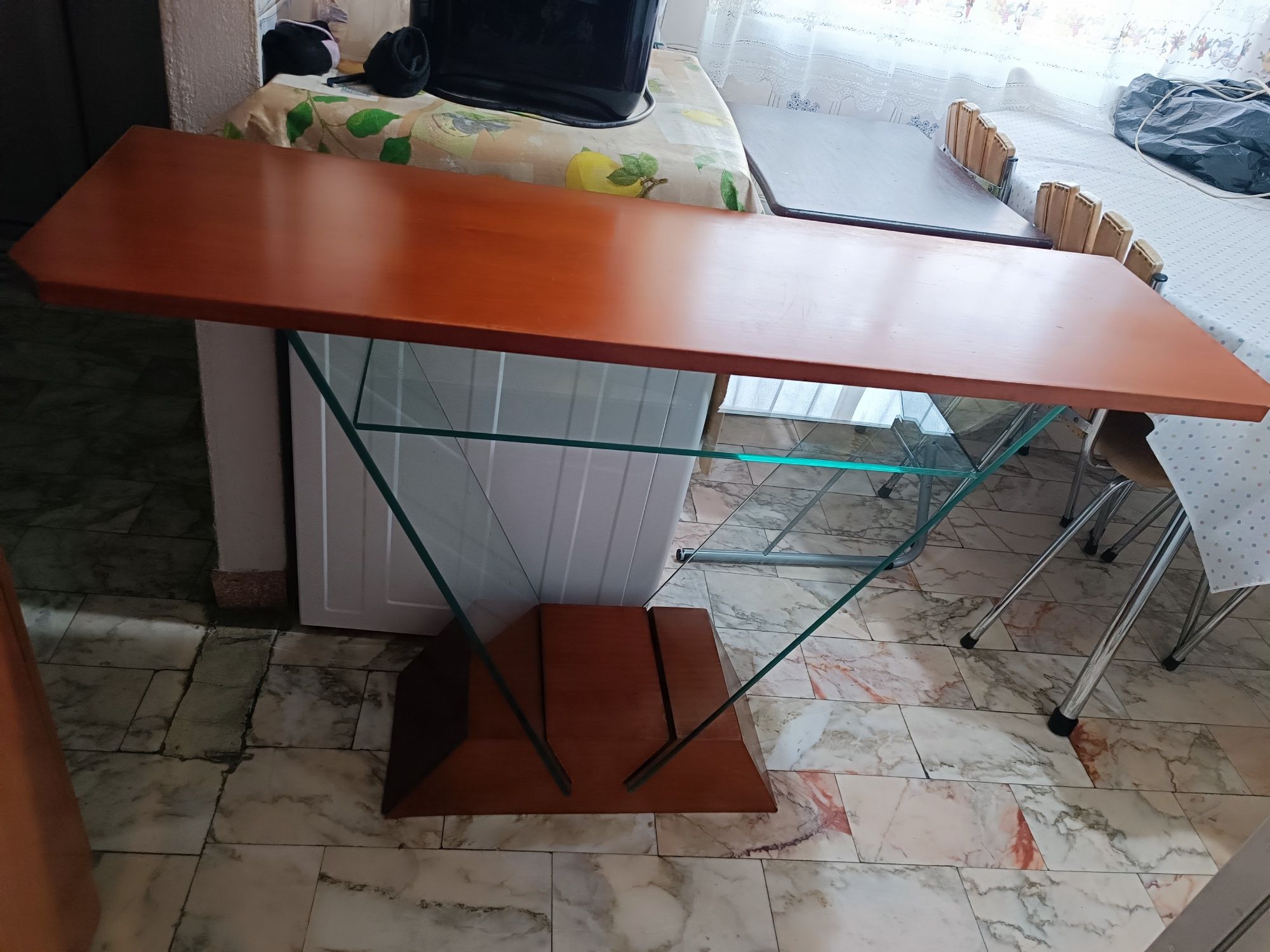 Mesa de entrada de cerejeira com vidro