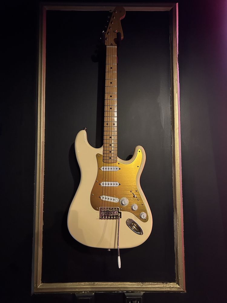 Fender stratocaster custom personalizada gold hardware e afinador
