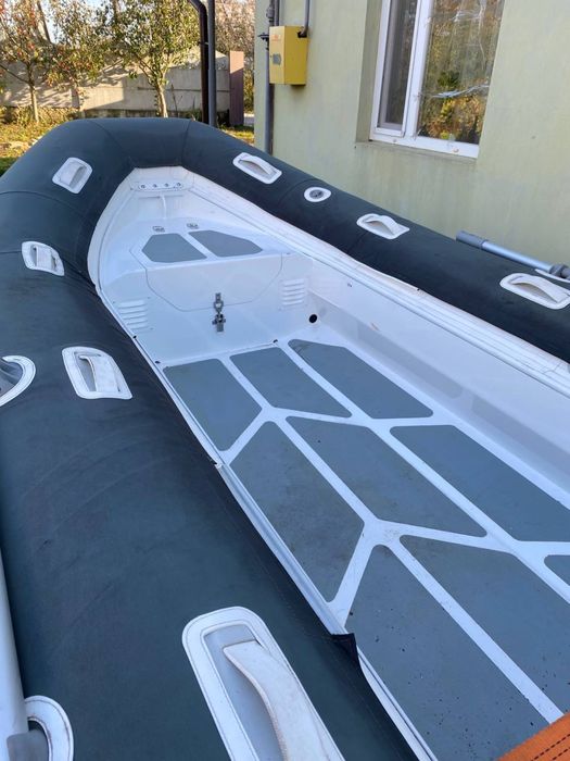 Продам надувний моторний човен разом з причіпом