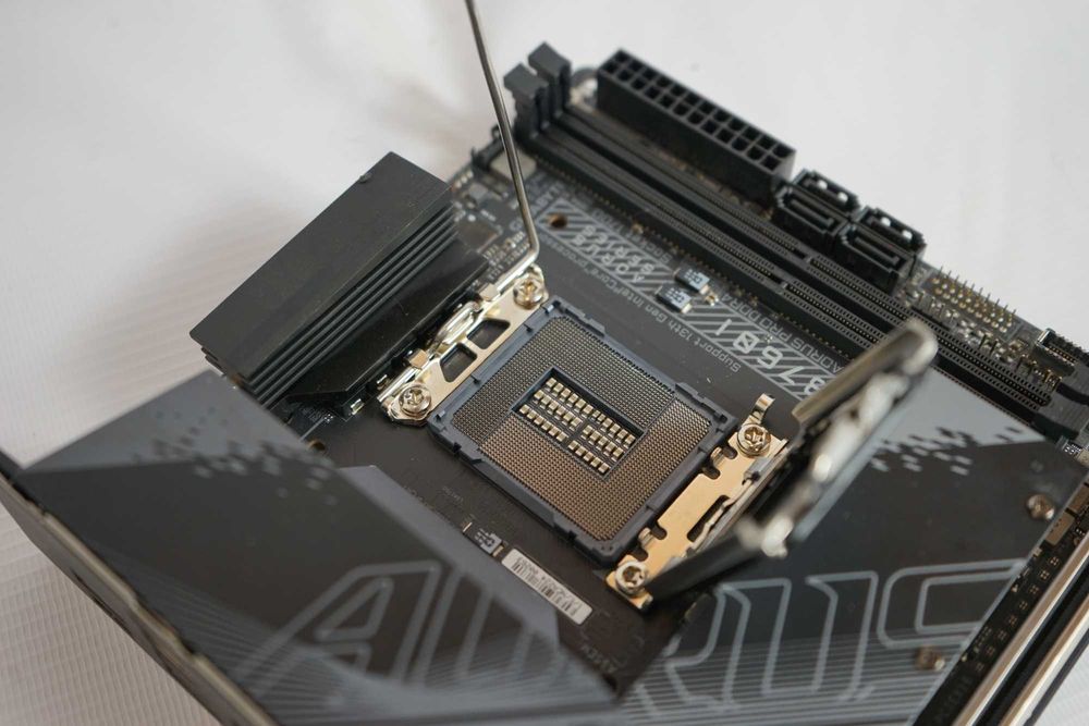 Материнська плата GIGABYTE B760I AORUS PRO DDR4 LGA1700
